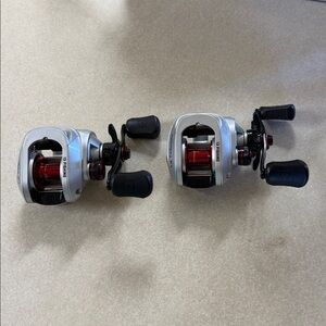 Red and Silver Baitcasting Reel
RH 8:1:1 new without box never had line put on.